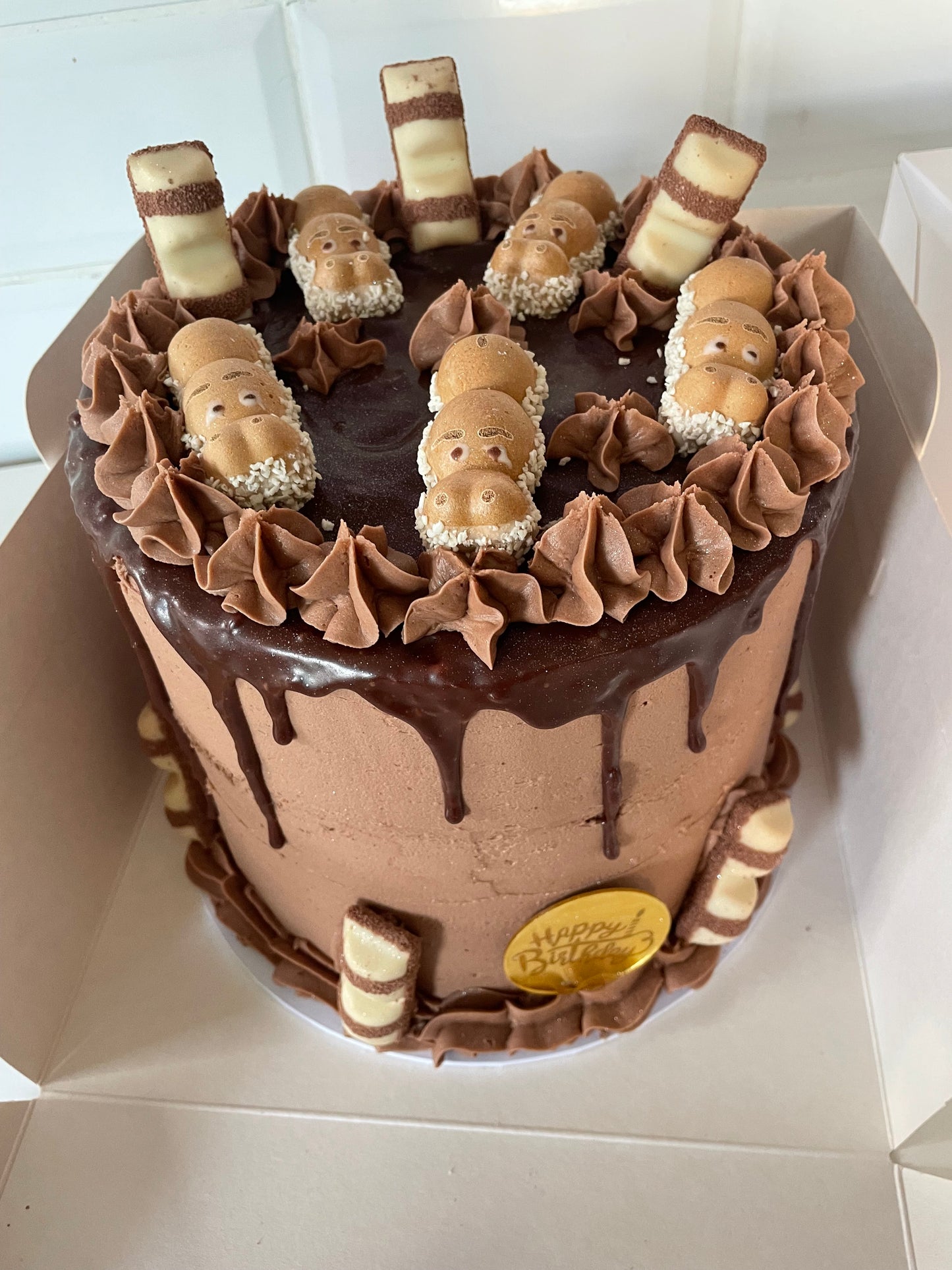 Kinder bueno hippo drip cake