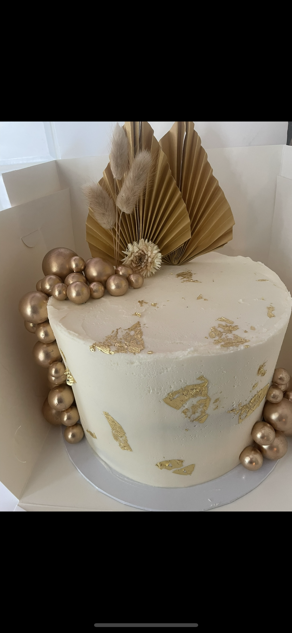 Gold Bauble Cake